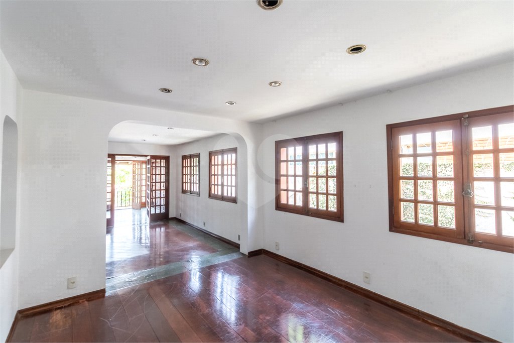 Sobrado à venda com 5 quartos, sendo 3 suítes, em Alto da Boa Vista, São Paulo, SP