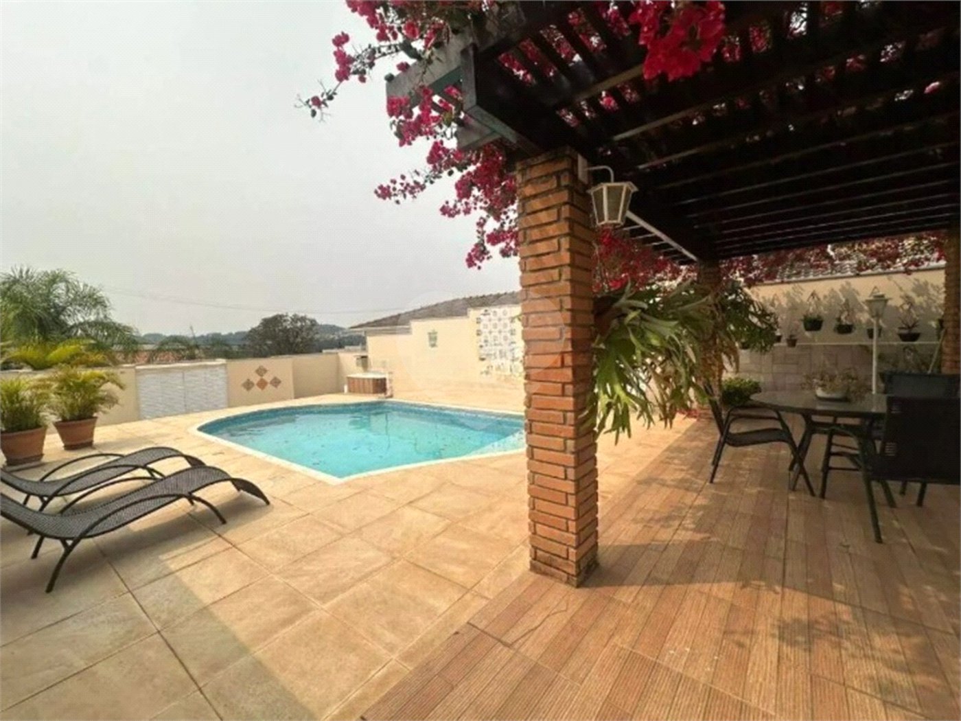Casa à venda com 3 quartos, sendo 1 suíte, no condomínio Residencial Delle Stelle, Louveira - SP