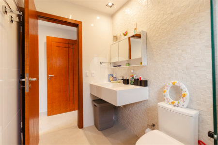 Casa à venda com 3 quartos, sendo 2 suítes, em Caravelas, Armação dos Búzios, RJ