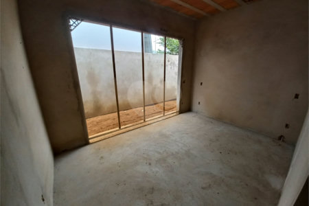 Casa Térrea no Condomínio Village Damha III.