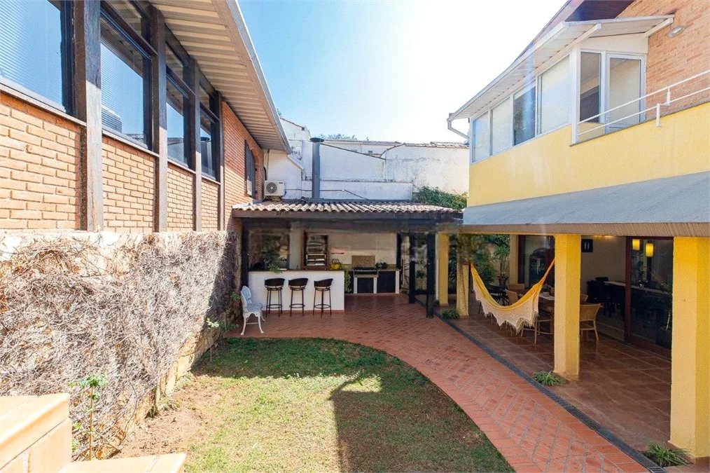 Sobrado à venda com 4 quartos, sendo 2 suítes, em Vila Madalena, São Paulo, SP