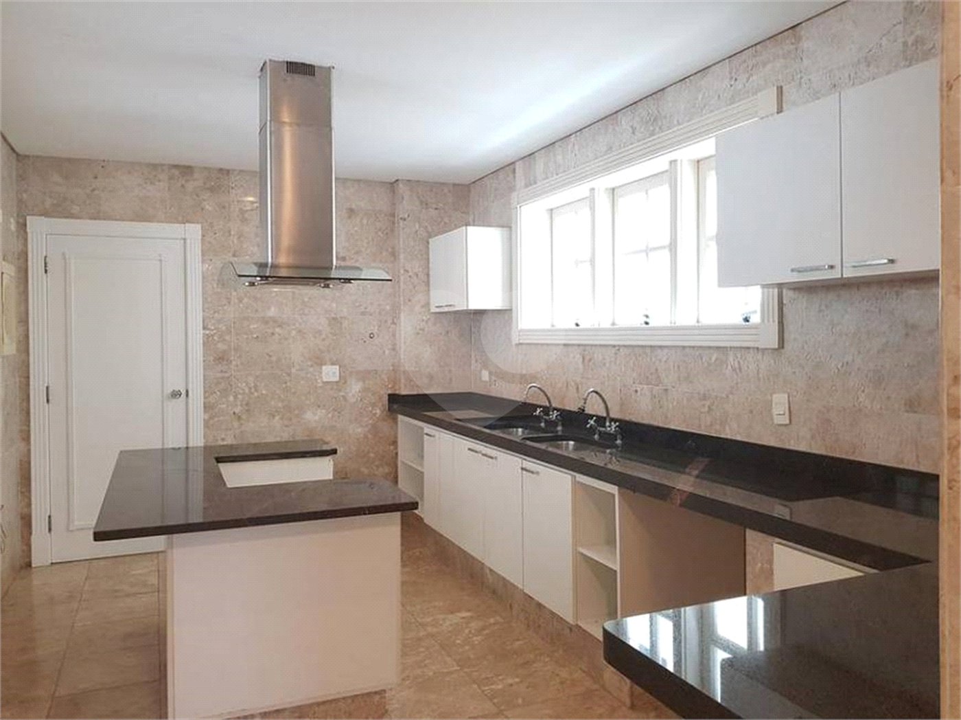 Casa à venda com 4 suítes no condomínio Vilaretto, São Paulo - SP