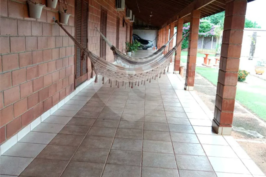 Chácara à venda. Ampla área de lazer. Aceita permuta com apartamento na praia