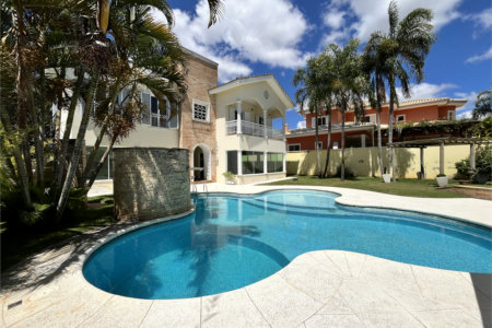 Casa à venda com 5 quartos, sendo 3 suítes,  no condomínio Village Saint Charbel, Araçoiaba da Serra - SP