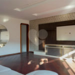 Casa à venda com 6 dormitórios, 3 suítes, piscina, área gourmet, hidromassagem, lareira, varanda e 6 vagas de garagem. Conforto e lazer para toda a família!