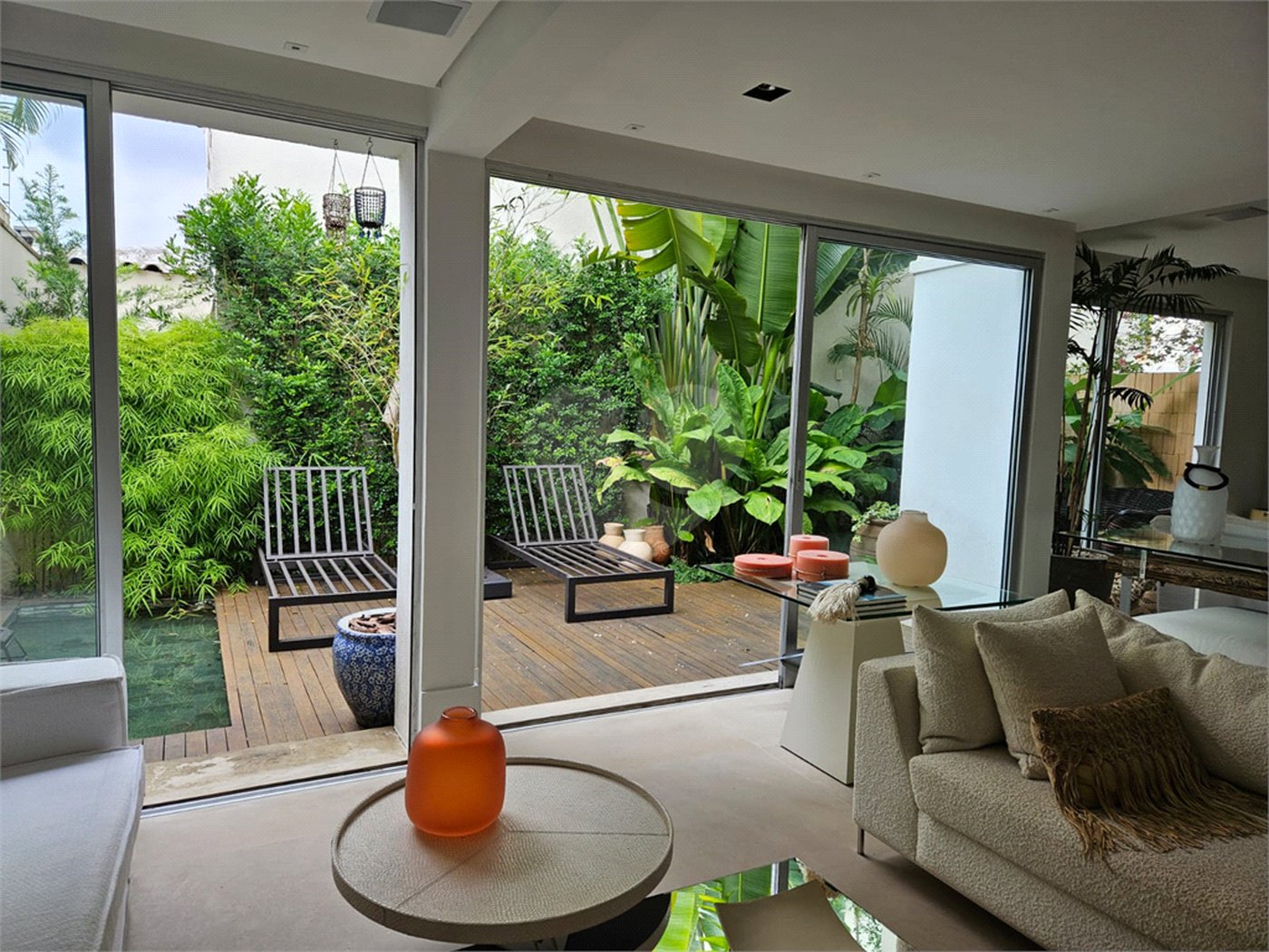 Casa à venda com 4 quartos, sendo 2 suítes,  no condomínio Villa Luxis, São Paulo - SP