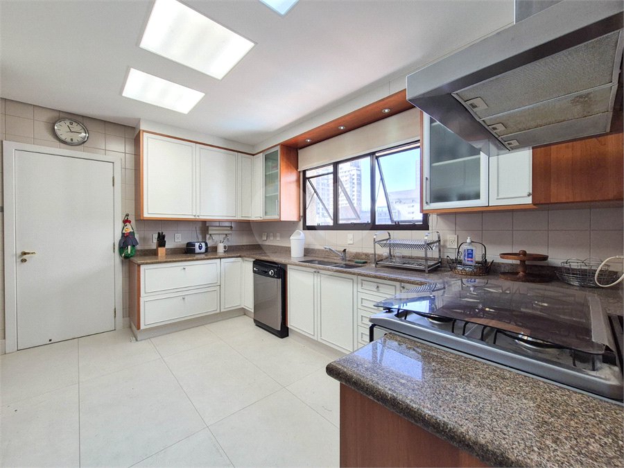 Apartamento à venda ou para alugar com 4 quartos, sendo 3 suítes, em Moema, São Paulo, SP