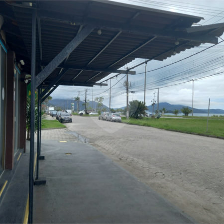 Sobrado à venda com 2 quartos, sendo 1 suíte, em Estância Balneária Hawai, Caraguatatuba, SP