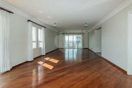 Apartamento à venda com 3 suítes em Campo Belo, São Paulo, SP