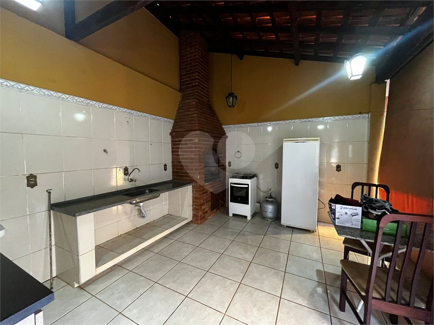 Casa à Venda na Rua Principal do Parque Fehr com Aquecedor Solar