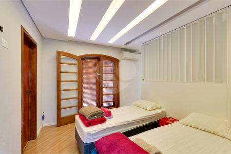 Casa Térrea à venda com 5 quartos, sendo 2 suítes, em Alto da Boa Vista, São Paulo, SP
