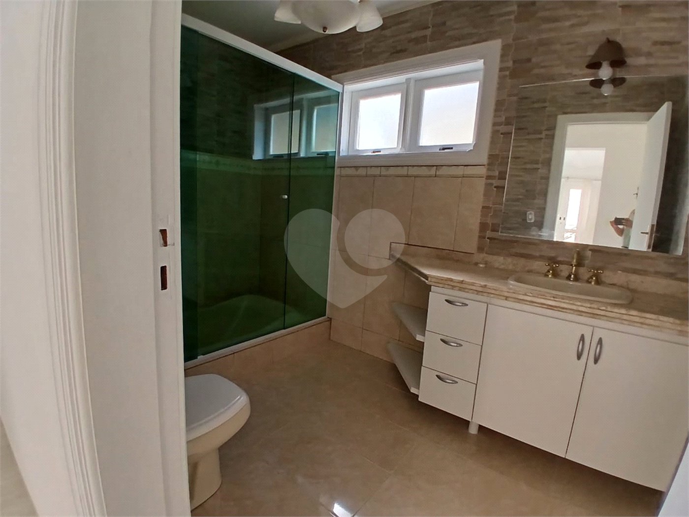 Casa à venda com 4 quartos, sendo 2 suítes, no condomínio Flamboyant, Atibaia - SP