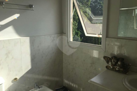 Casa à venda com 5 quartos, sendo 4 suítes, no condomínio Jardim Vitória Régia, São Paulo - SP