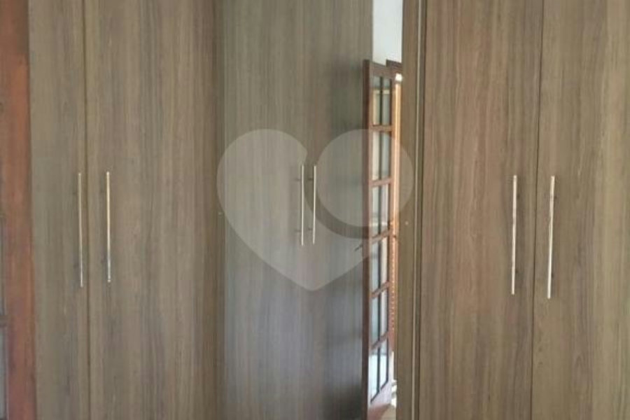 Casa à venda com 3 quartos, sendo 1 suíte, no condomínio Sobrado, São Paulo - SP