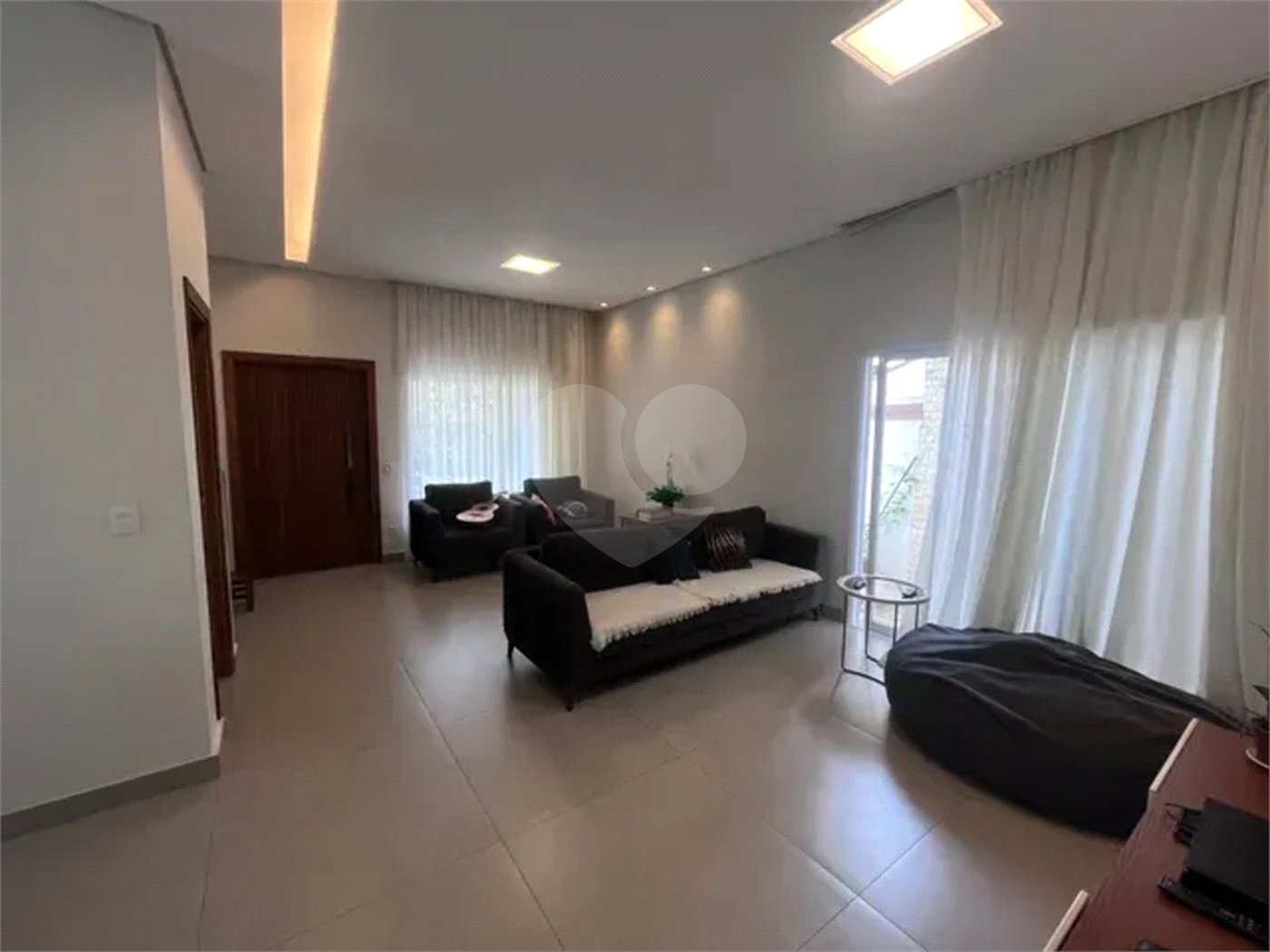 Casa à venda com 5 quartos, sendo 1 suíte, no condomínio Portal da Serra, São José dos Campos - SP