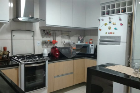 Sobrado à venda com 3 quartos, sendo 1 suíte, em Vila Suissa, Mogi das Cruzes, SP