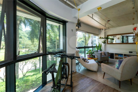 Apartamento à venda com 3 quartos, sendo 1 suíte, em Jardim Morumbi, São Paulo, SP