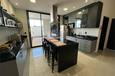 Casa à venda com 3 quartos, sendo 1 suíte, no condomínio Vila Paraty, Indaiatuba - SP