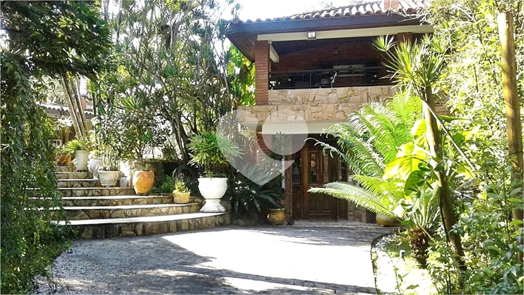 Casa à venda com 4 quartos, sendo 1 suíte, no condomínio Associação Reserva das Hortênsias, Mairiporã - SP