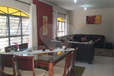 Casa à venda ou para alugar com 3 quartos, sendo 1 suíte, em Estação, São Roque, SP