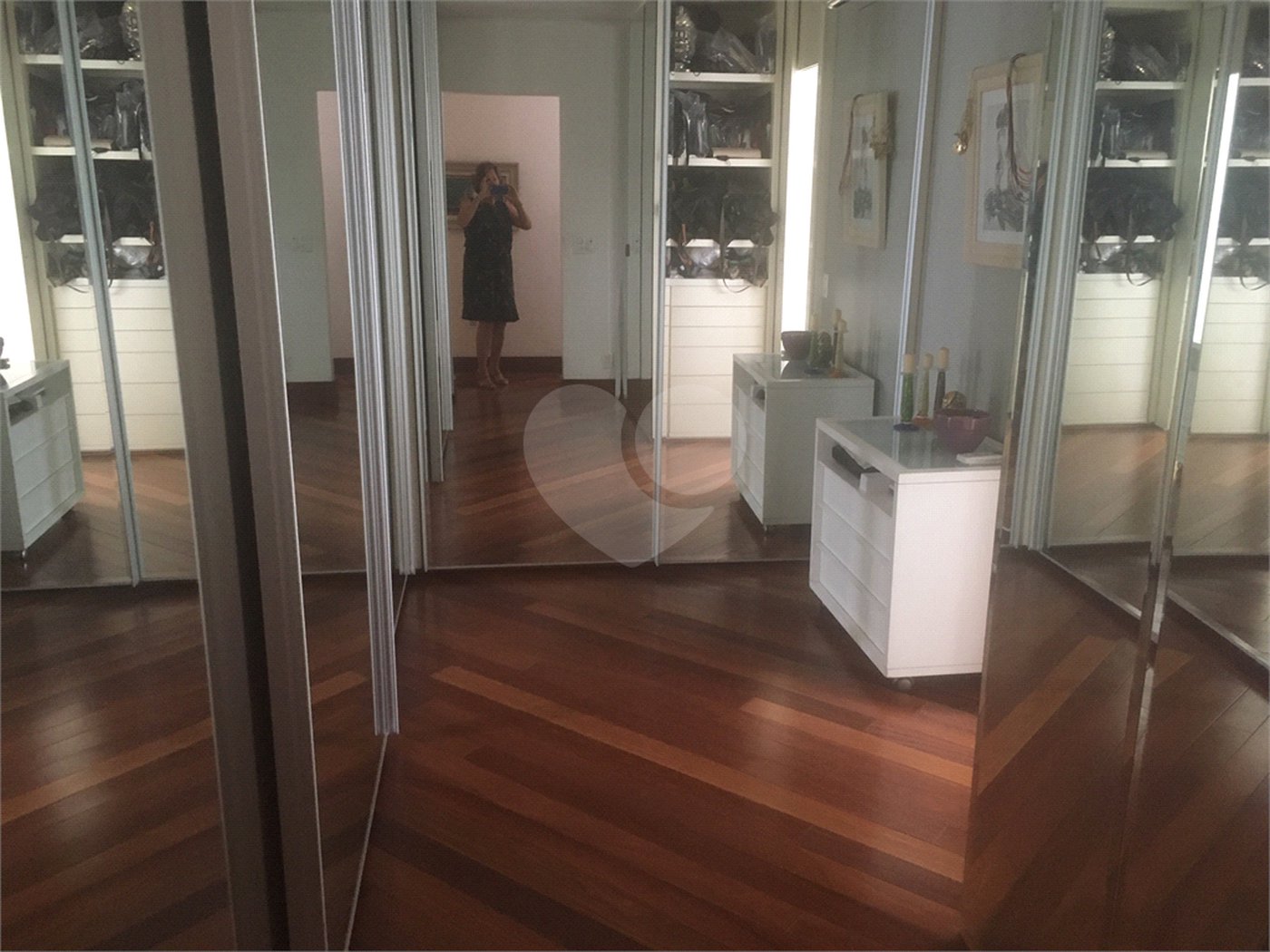 Apartamento à venda com 4 quartos, sendo 3 suítes, em Moema, São Paulo, SP