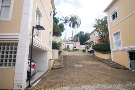 Casa à venda com 4 quartos, sendo 3 suítes, no condomínio Residencial Sans Souci, São Paulo - SP