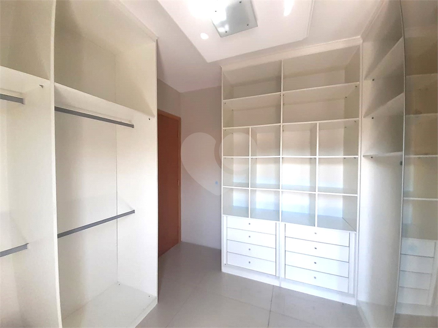 Casa à venda com 3 quartos, sendo 1 suíte, no condomínio Apeu, São Paulo - SP