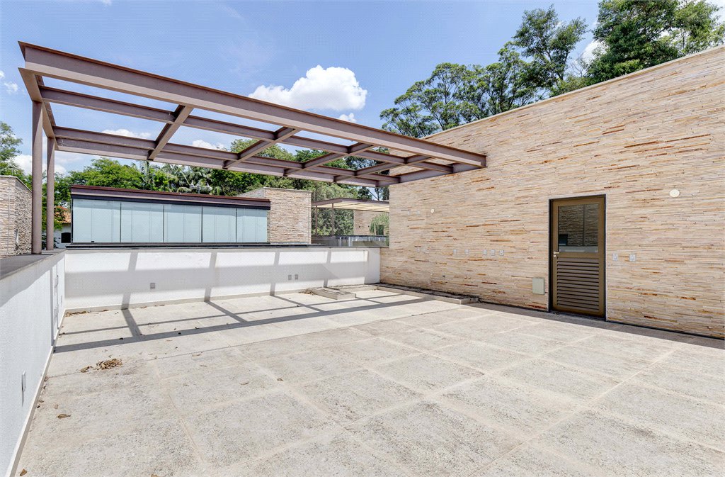 Casa à venda com 4 quartos, sendo 3 suítes, no condomínio Jardim Flora, São Paulo - SP