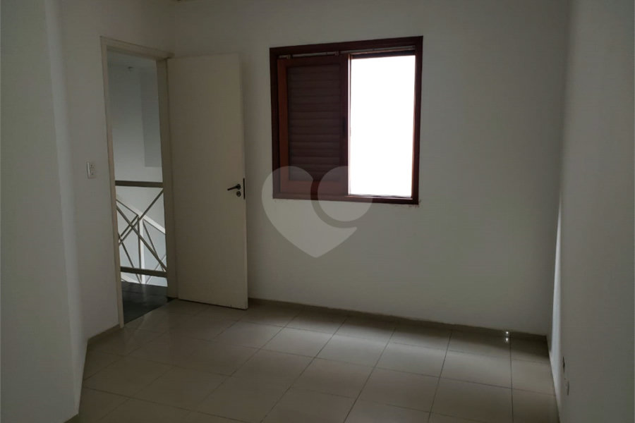 Casa à venda com 3 quartos, sendo 1 suíte, no condomínio Morada dos Pássaros, São Paulo - SP