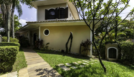 Casa à venda com 4 quartos, sendo 2 suítes,  em Jardim Leonor, São Paulo, SP