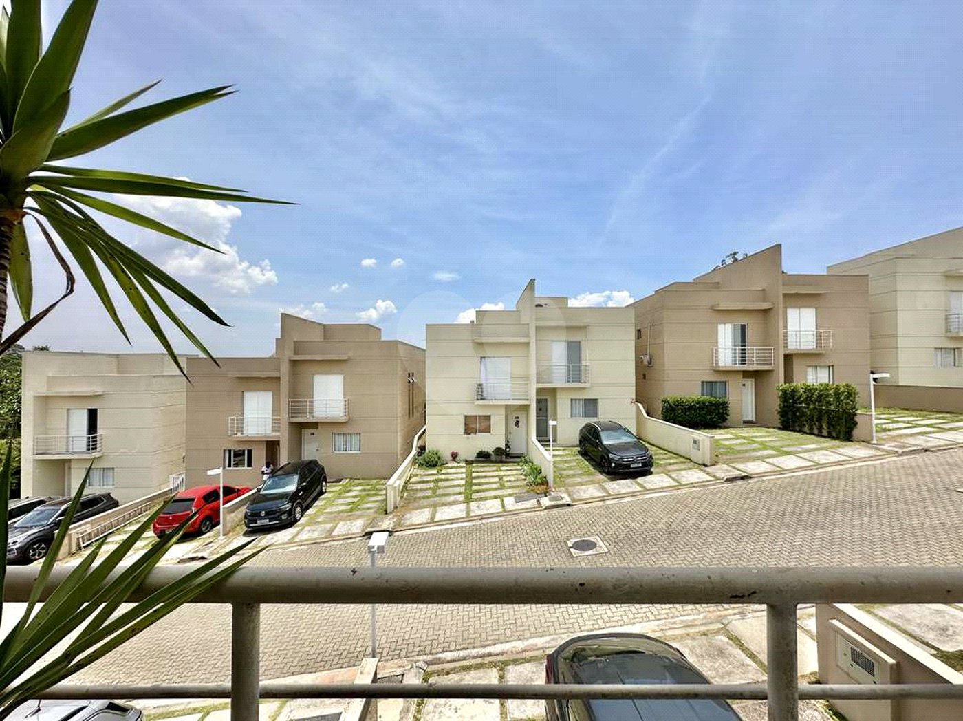 Casa à venda com 3 quartos, sendo 1 suíte, no condomínio Villaggio Viana, Cotia - SP