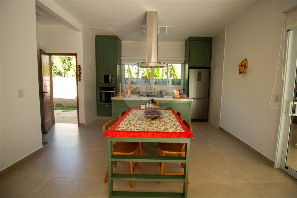 Casa à venda com 4 quartos, sendo 1 suíte,  no condomínio Sítio das Hortências, São Roque - SP