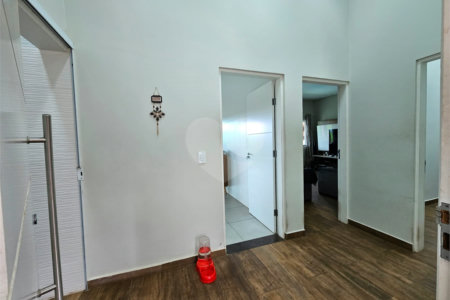 Casa à venda com 4 quartos, sendo 1 suíte,  no condomínio Jardim Shangri-lá, Atibaia - SP