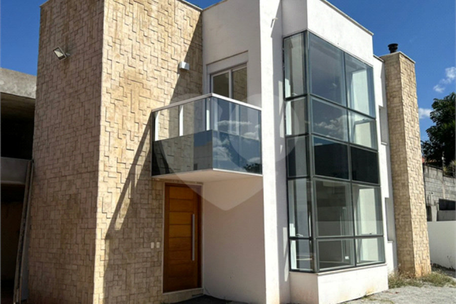 Casa à venda com 4 quartos, sendo 2 suítes, no condomínio Residencial Floresta, São Paulo - SP