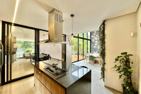 Casa à venda com 3 suítes no condomínio Reserva Santa Maria, Jandira - SP