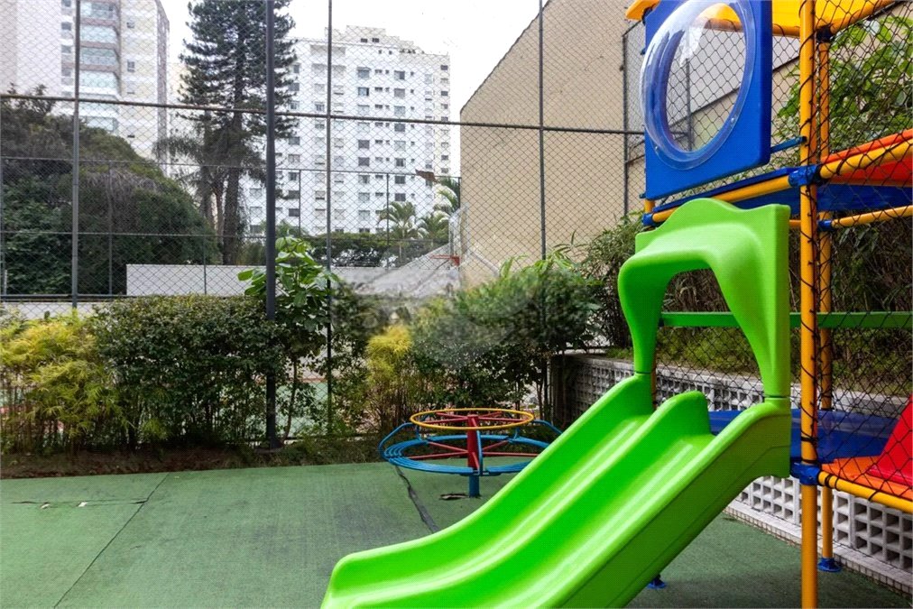 Apartamento à venda com 3 quartos, sendo 2 suítes, em Moema, São Paulo, SP