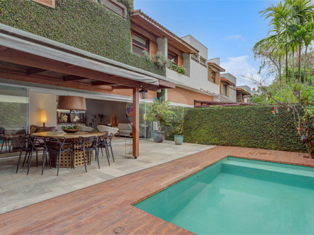 Casa à venda com 4 quartos, sendo 2 suítes,  no condomínio Vila Antonieta, São Paulo - SP
