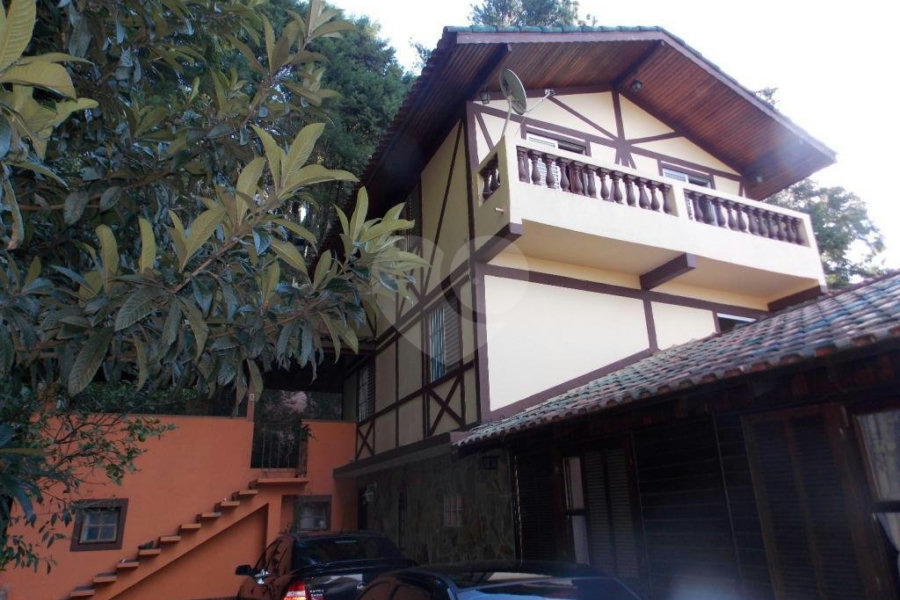 Sobrado à venda com 6 quartos, sendo 4 suítes, em Parque Petrópolis, Mairiporã, SP