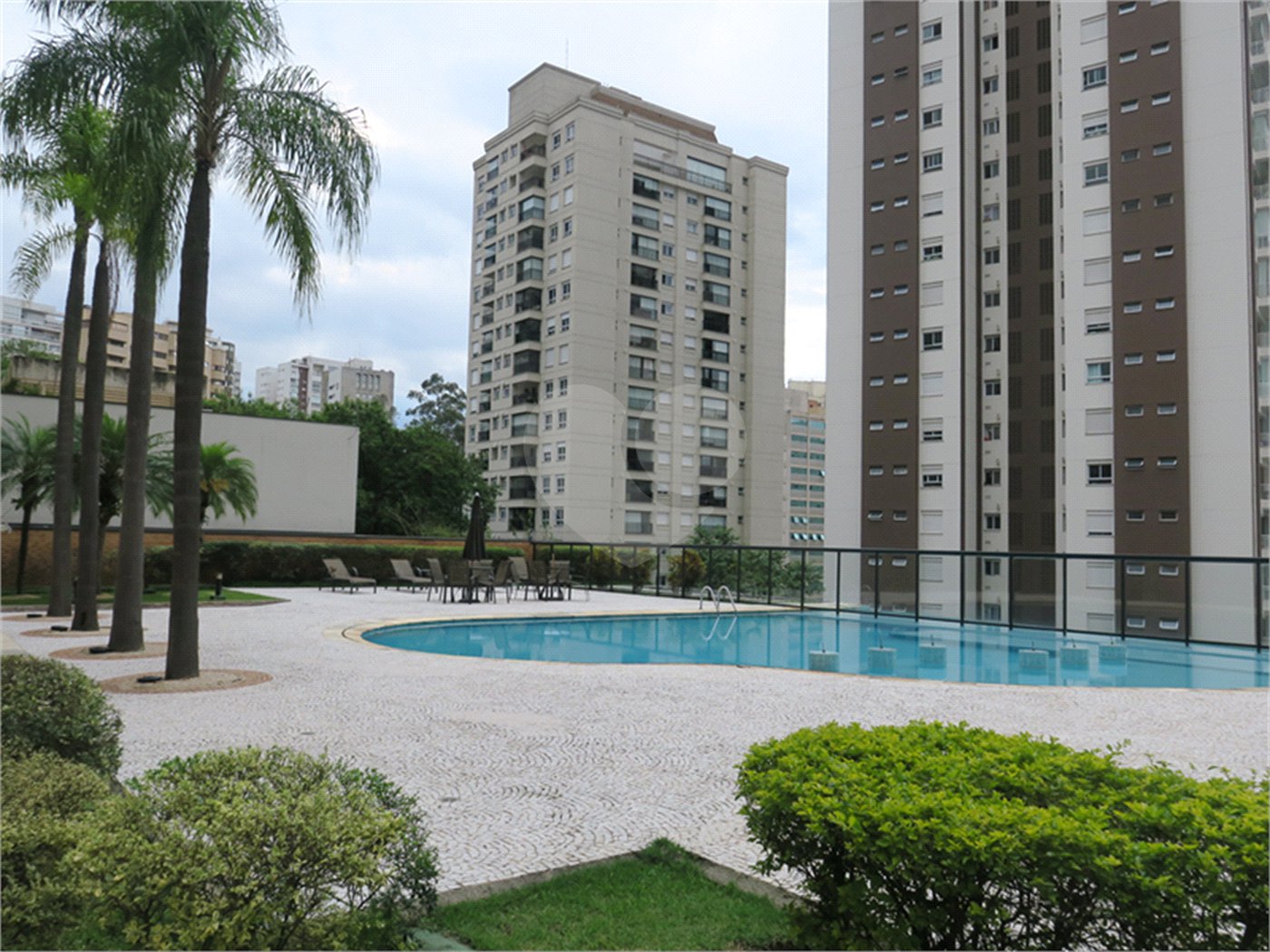 Apartamento à venda com 3 suítes em Vila Suzana, São Paulo, SP
