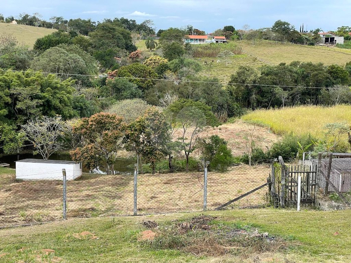 Chácara à venda ou para alugar com 4 quartos, sendo 1 suíte,  em Chácaras Rurais Guararema, Jacareí, SP