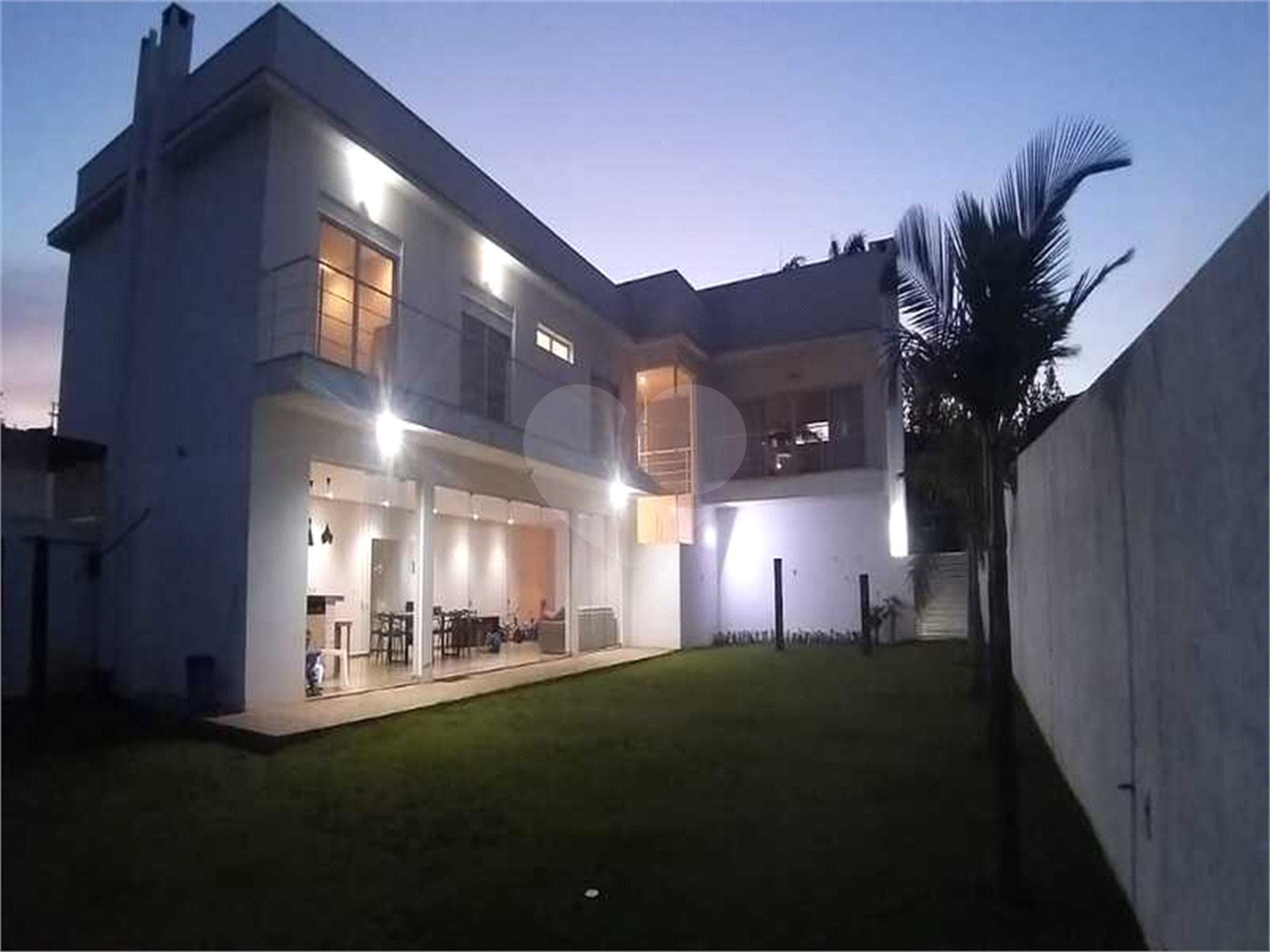Casa à venda com 5 quartos, sendo 4 suítes, no condomínio Village Saint Charbel, Araçoiaba da Serra - SP