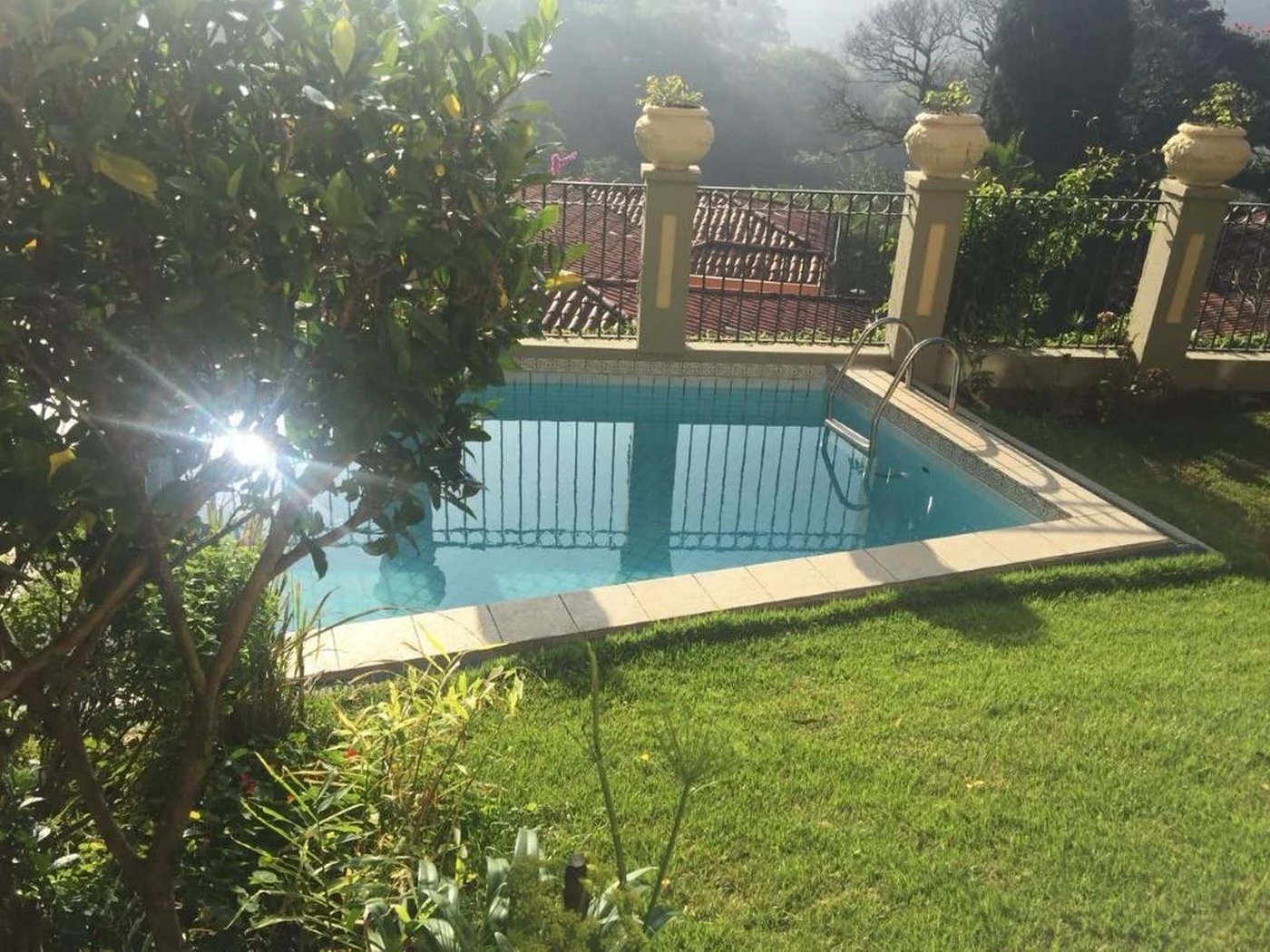 Casa à venda com 5 quartos, sendo 4 suítes, no condomínio Jardim Vitória Régia, São Paulo - SP