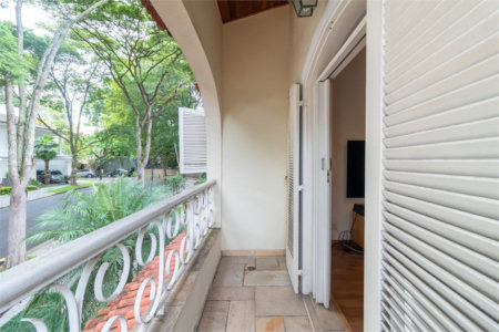 Casa à venda com 4 quartos, sendo 2 suítes, no condomínio Vila das Flores, São Paulo - SP