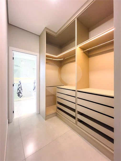 Casa Térrea – Condomínio Maria Cândida - 300 m² de terreno - 212 m² de área construída - 4 vagas de garagem, sendo 2 cobertas - Sala de jantar e estar integradas, com pé-direito duplo e cortina - 3 suítes com ar-condicionado, sendo 1 master com closet – planejado – Roupeiro – Escritório - Cozinha