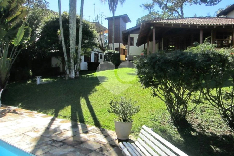 Casa à venda com 3 suítes no condomínio Associação Reserva das Hortênsias, Mairiporã - SP