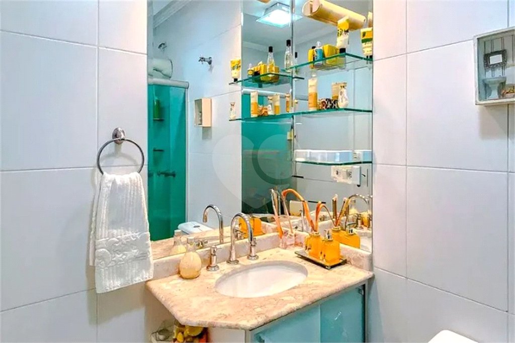 Casa à venda com 3 suítes no condomínio Oiti Residencial, São Paulo - SP