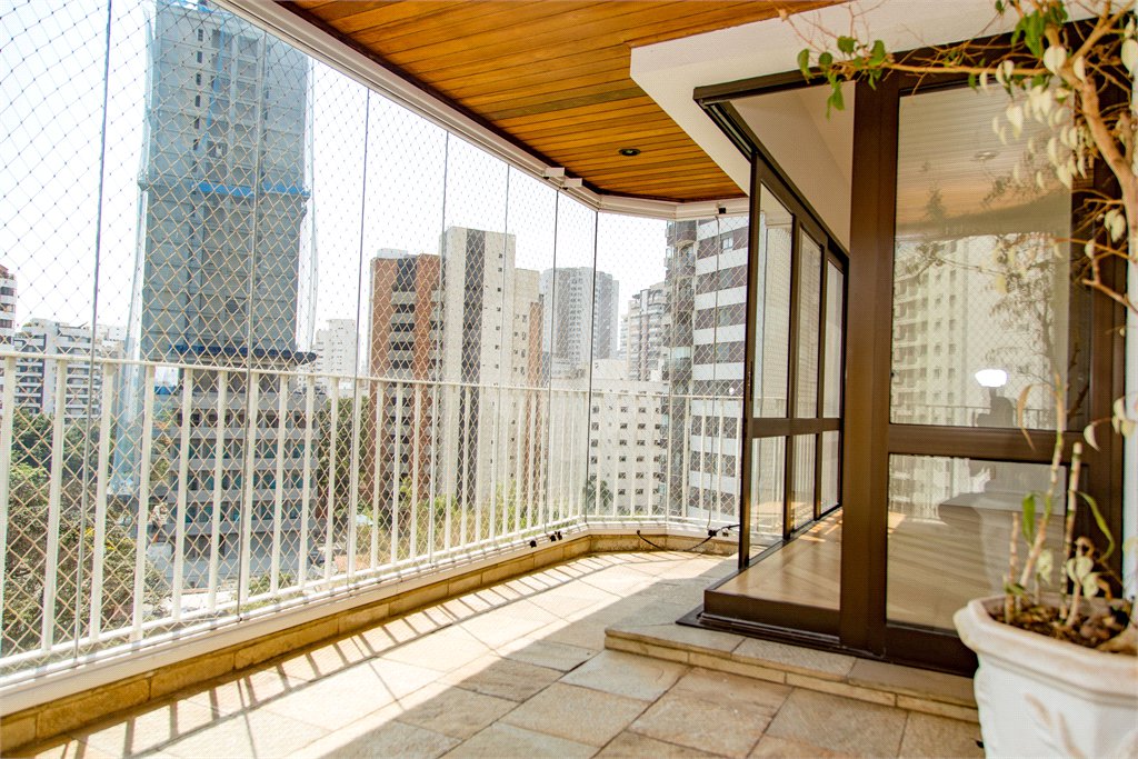 Apartamento à venda com 3 suítes em Moema, São Paulo, SP