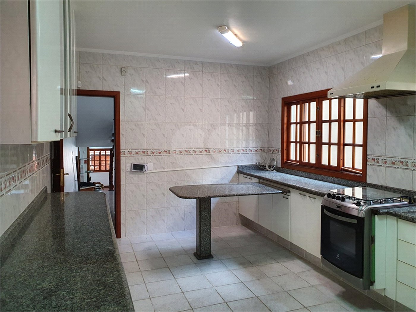 Sobrado à venda com 4 quartos, sendo 2 suítes, em Tremembé, São Paulo, SP