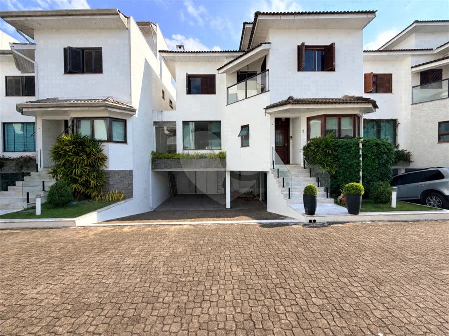 Casa à venda com 3 quartos, sendo 1 suíte, no condomínio Vila das Emboabas, São Paulo - SP