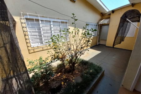 Casa Térrea com 3 dormitórios, sendo 1 suíte.